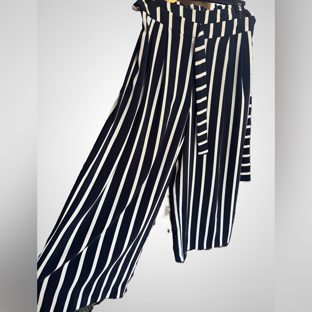 Zara Wide-Leg Navy and White Striped Wide Cropped Pant